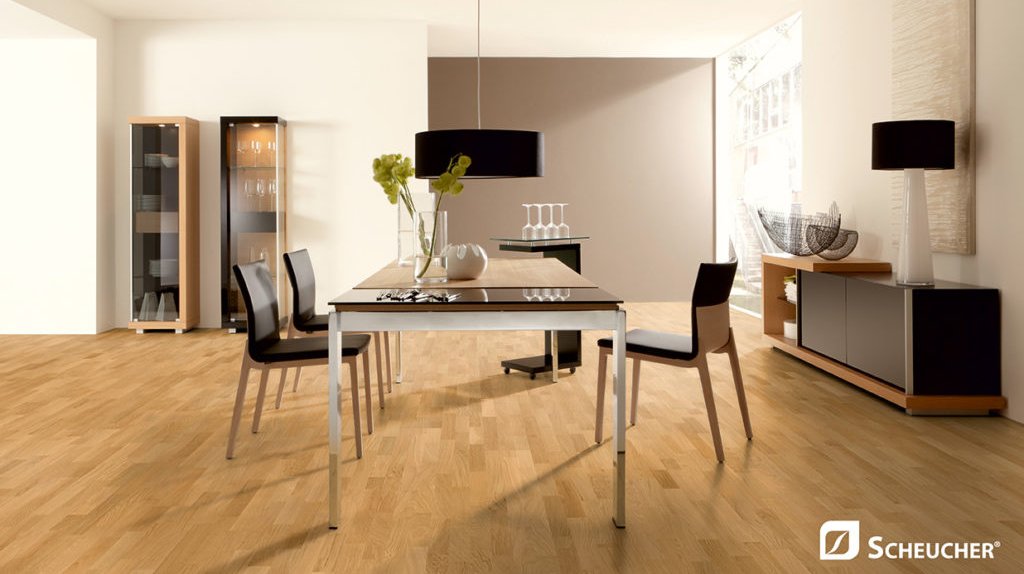 WOODflor182-3stab_Eiche_Natur_Natura_Esszimmer-012-2_A3_111010008895_CMYK_COPY-1024x710.jpg