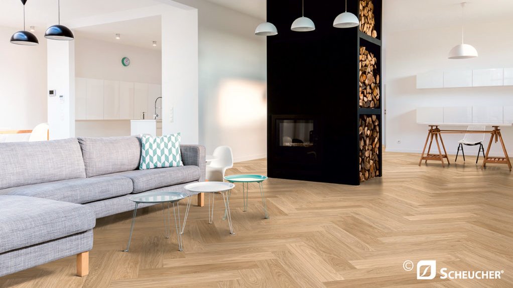 MULTIflor700-NF_Eiche_Natur_Perla_FischgrN__t_shutterstock-517862173_161015033075_A3_CMYK_COPY-1024x671.jpg